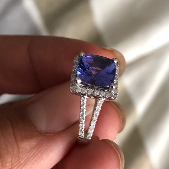 14K Gold Tanzanite & Diamond Ring - Picture 4 of 8